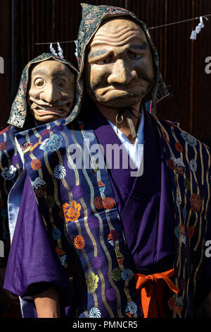 Jiji homme âgé à Mengake Mengake - Kamakura ou masquées Parade à Goryo Jinja. Dans le cadre de ce festival qui a eu lieu en septembre, un groupe de dix personnes prennent Banque D'Images