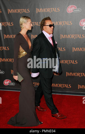 Mickey Rourke et petite amie Anastasia Makarenko à la première de "la relativité des Immortels. Arrivants tenue au Nokia Theater L.A. Vivre à Los Angeles, CA, 7 novembre 2011. Photo par Joe Martinez / PictureLux Banque D'Images