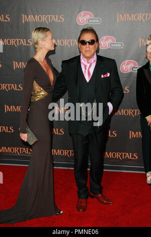 Mickey Rourke et petite amie Anastasia Makarenko à la première de "la relativité des Immortels. Arrivants tenue au Nokia Theater L.A. Vivre à Los Angeles, CA, 7 novembre 2011. Photo par Joe Martinez / PictureLux Banque D'Images