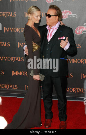 Mickey Rourke et petite amie Anastasia Makarenko à la première de "la relativité des Immortels. Arrivants tenue au Nokia Theater L.A. Vivre à Los Angeles, CA, 7 novembre 2011. Photo par Joe Martinez / PictureLux Banque D'Images
