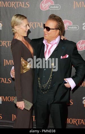 Mickey Rourke et petite amie Anastasia Makarenko à la première de "la relativité des Immortels. Arrivants tenue au Nokia Theater L.A. Vivre à Los Angeles, CA, 7 novembre 2011. Photo par Joe Martinez / PictureLux Banque D'Images