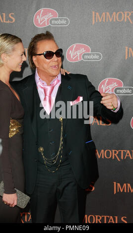 Mickey Rourke et petite amie Anastasia Makarenko à la première de "la relativité des Immortels. Arrivants tenue au Nokia Theater L.A. Vivre à Los Angeles, CA, 7 novembre 2011. Photo par Joe Martinez / PictureLux Banque D'Images