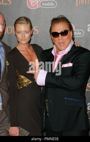 Mickey Rourke et petite amie Anastasia Makarenko à la première de "la relativité des Immortels. Arrivants tenue au Nokia Theater L.A. Vivre à Los Angeles, CA, 7 novembre 2011. Photo par Joe Martinez / PictureLux Banque D'Images