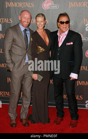 Mickey Rourke et petite amie Anastasia Makarenko à la première de "la relativité des Immortels. Arrivants tenue au Nokia Theater L.A. Vivre à Los Angeles, CA, 7 novembre 2011. Photo par Joe Martinez / PictureLux Banque D'Images