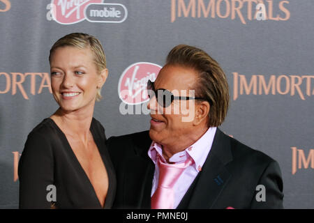 Mickey Rourke et petite amie Anastasia Makarenko à la première de "la relativité des Immortels. Arrivants tenue au Nokia Theater L.A. Vivre à Los Angeles, CA, 7 novembre 2011. Photo par Joe Martinez / PictureLux Banque D'Images