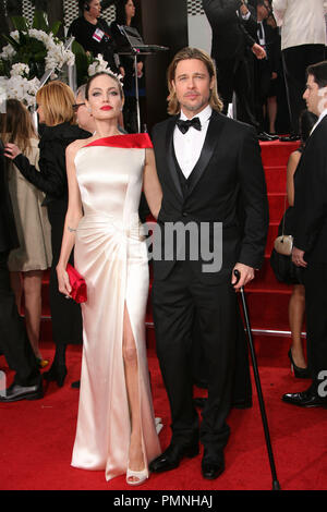 Angelina Jolie et Brad Pitt à l'arrivée de la 69e Golden Globe Awards annuel tenu à l'hôtel Beverly Hilton à Beverly Hills, CA le dimanche, Janvier 15, 2012. Photo par AJ Garcia / PictureLux 31339 Numéro de référence de dossier 711AJ pour un usage éditorial uniquement - Tous droits réservés Banque D'Images