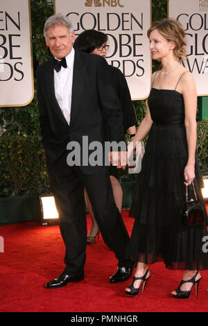 Harrison Ford et Calista Flockhart à l'arrivée de la 69e Golden Globe Awards annuel tenu à l'hôtel Beverly Hilton à Beverly Hills, CA le dimanche, Janvier 15, 2012. Photo par AJ Garcia / PictureLux 31339 Numéro de référence de dossier 743AJ pour un usage éditorial uniquement - Tous droits réservés Banque D'Images