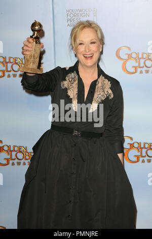 Meryl Streep récipiendaire du prix de la Meilleure interprétation féminine dans un film pour "La Dame de Fer" à la 69e Golden Globe Awards annuel Salle de presse tenue à l'hôtel Beverly Hilton à Beverly Hills, CA le dimanche, Janvier 15, 2012. Photo par AJ Garcia / PictureLux. Référence #  31342 Fichier 201AJ pour un usage éditorial uniquement - Tous droits réservés Banque D'Images