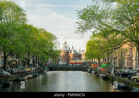 Amsterdam, 21 AVR : Matin vue du restaurant historique De Waag le Avr 21, 2018 Amsterdam, Pays-Bas Banque D'Images