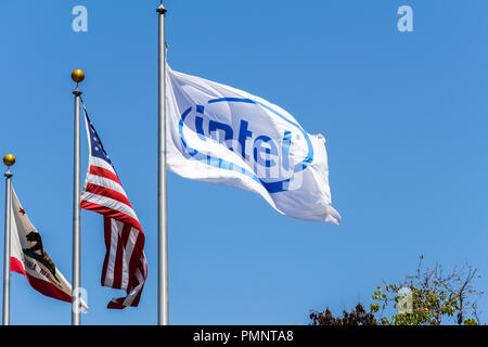 3 mai, 2018 Santa Clara / CA / USA - logo Intel sur un drapeau dans le vent ; la République de Californie et le drapeau américain en arrière-plan Banque D'Images