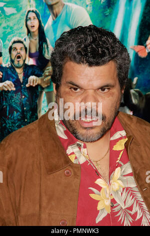 Luis Guzman à la première de New Line Cinema's 'Journey 2 : The Mysterious Island'. Arrivants tenue au Grauman's Chinese Theatre à Hollywood, CA, le 2 février 2012. Photo par Joe Martinez / PictureLux Banque D'Images