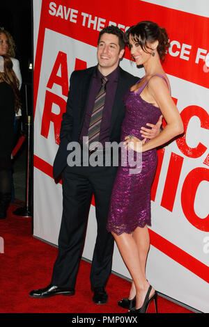 Jason Biggs et Shannon Elizabeth à la première de Universal Pictures' 'American Reunion'. Arrivants tenue au Grauman's Chinese Theatre à Hollywood, CA, le 19 mars 2012. Photo par Joe Martinez / PictureLux Banque D'Images