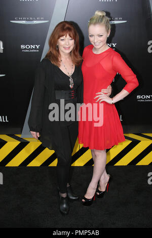 Frances Fisher et sa fille Francesca Eastwood au Los Angeles premiere de Columbia Pictures 'Total Recall'. Arrivants tenue au Grauman's Chinese Theatre à Hollywood, CA, le 1 août 2012. Photo par : Richard Chavez / PictureLux Banque D'Images