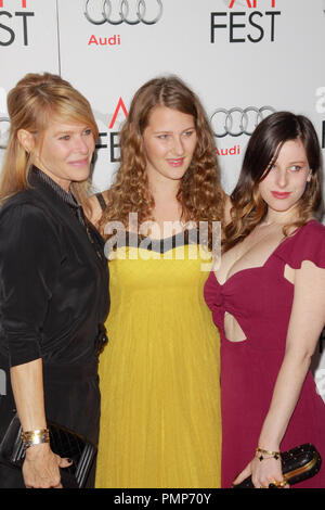 Kate Capshaw avec filles Destry Allyn Spielberg et Sasha Spielberg à l'AFI Fest 2012 projection de gala soirée de clôture de "Lincoln". Arrivants tenue au Grauman's Chinese Theatre à Hollywood, CA, 8 novembre 2012. Photo par Joe Martinez / PictureLux Banque D'Images