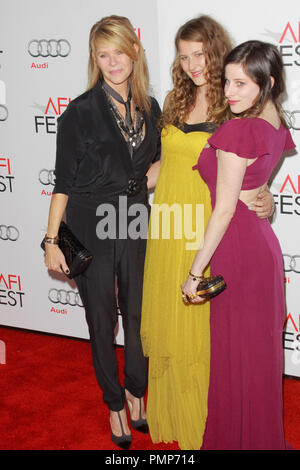 Kate Capshaw avec filles Destry Allyn Spielberg et Sasha Spielberg à l'AFI Fest 2012 projection de gala soirée de clôture de "Lincoln". Arrivants tenue au Grauman's Chinese Theatre à Hollywood, CA, 8 novembre 2012. Photo par Joe Martinez / PictureLux Banque D'Images