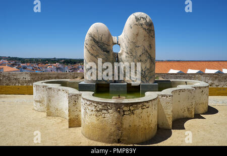 EVORA, PORTUGAL - 1 juillet, 2016 : A modern street art sculpture de marbre couple assis près de la fontaine au point d'observation du jardin de Diane. Evora. P Banque D'Images