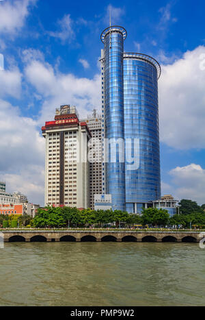 Xiamen, Chine - 14 septembre 2013 : Gratte-ciel à l'horizon. Xiamen est une importante ville portuaire animée et de Chine et se classe dans le top 20 dans le Banque D'Images