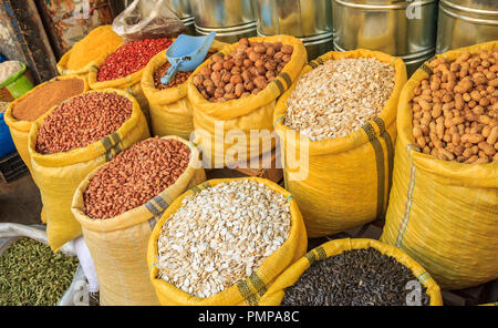 Noix, graines et légumineuses dans des sacs de toile au souk traditionnel dans la médina ou vieille ville de Fes, Maroc Banque D'Images