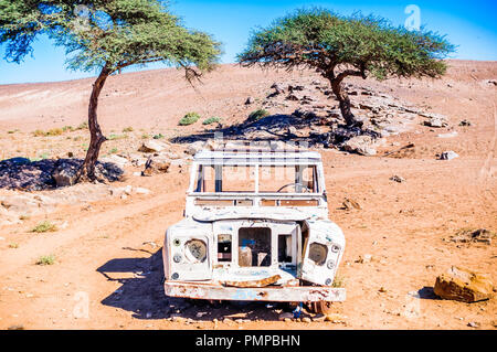 Vue sur abonded voiture dans le désert du Sahara à côté de M'HAMID - Maroc Banque D'Images