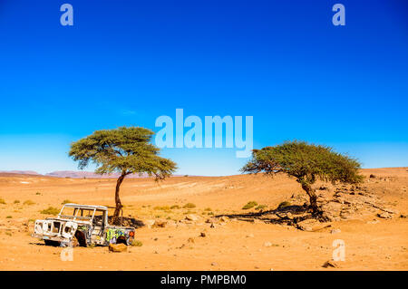 Vue sur abonded voiture dans le désert du Sahara à côté de M'HAMID - Maroc Banque D'Images