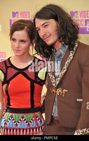 Emma Watson et Ezra Miller au MTV Video Music Awards 2012 qui a eu lieu au Staples Center de Los Angeles, CA. L'événement a eu lieu le jeudi 6 septembre 2012. Photo de RPAC / PictureLux Banque D'Images