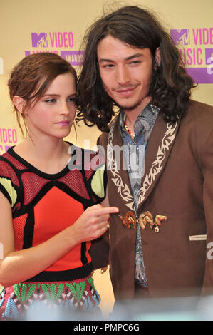 Emma Watson et Ezra Miller au MTV Video Music Awards 2012 qui a eu lieu au Staples Center de Los Angeles, CA. L'événement a eu lieu le jeudi 6 septembre 2012. Photo de RPAC / PictureLux Banque D'Images