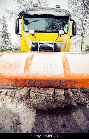 Supprime les chasse-neige neige de route glacée en hiver Banque D'Images