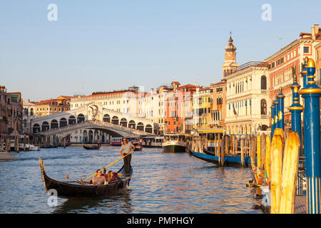 Les touristes profiter d'une promenade en gondole au crépuscule, crépuscule, soir, Grand Canal, Venice, Veneto, Italie Banque D'Images