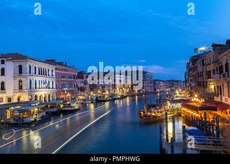 Vue du pont du Rialto au cours heure bleue, crépuscule, crépuscule, Grand Canal, Venice, Veneto, Italie. Une longue exposition de droit de passage de voile Banque D'Images