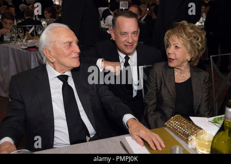 Oscar® acteur Kirk Douglas (à gauche) avec sa femme Anne (à droite) et Oscar-winning acteur Tom Hanks 2012 assister à la remise des prix à l'administration Ray Dolby Ballroom au Hollywood & Highland Center® à Hollywood, CA, samedi, 1 décembre. Référence de fichier #  31744 055 pour un usage éditorial uniquement - Tous droits réservés Banque D'Images