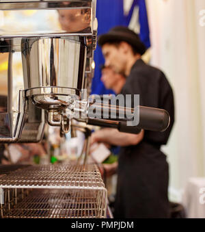 Machine à café dans le café de l'arrière-plan flou avec des Baristas. Close up shot. Banque D'Images