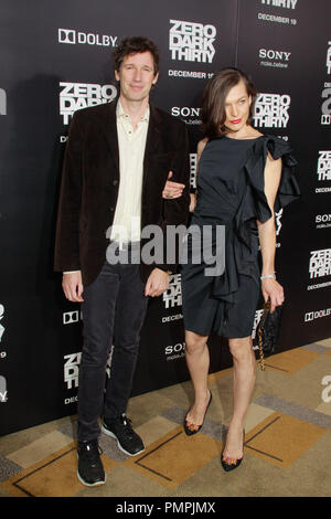 Paul Anderson et Milla Jovovich lors de la première de Columbia Pictures' 'Zero Dark Thirty'. Arrivants tenue au Kodak Theater à Hollywood, CA, 10 décembre 2012. Photo par Joe Martinez / PictureLux Banque D'Images