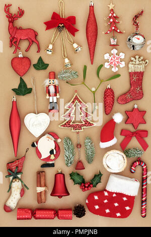 Arbre de Noël décorations rétro, ornements et symboles avec le houx, le lierre, le sapin et l'mistleoe sur fond de papier d'emballage. Banque D'Images