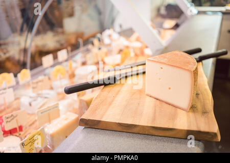 Fromage sur un conseil au comptoir en traiteur Banque D'Images