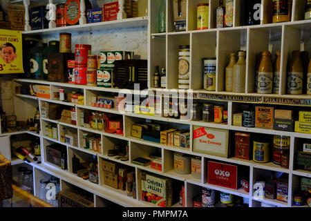 À l'intérieur du magasin du village à Ryedale Folk Museum, Hutton le Hole Yorkshire, UK Banque D'Images