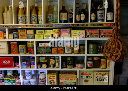 À l'intérieur du magasin du village à Ryedale Folk Museum, Hutton le Hole Yorkshire, UK Banque D'Images