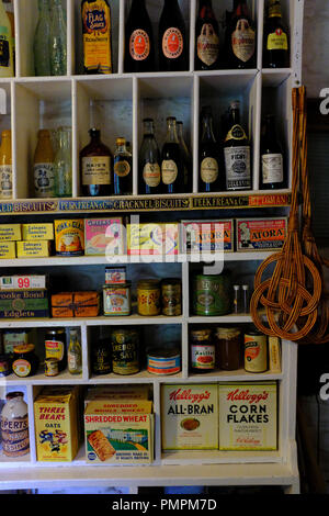 À l'intérieur du magasin du village à Ryedale Folk Museum, Hutton le Hole Yorkshire, UK Banque D'Images