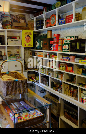 À l'intérieur du magasin du village à Ryedale Folk Museum, Hutton le Hole Yorkshire, UK Banque D'Images