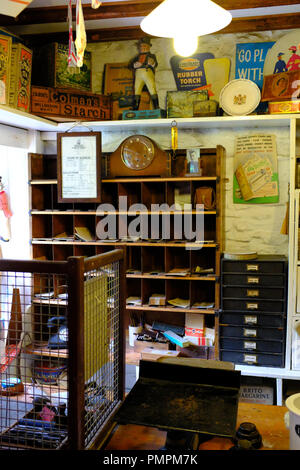 À l'intérieur du magasin du village à Ryedale Folk Museum, Hutton le Hole Yorkshire, UK Banque D'Images