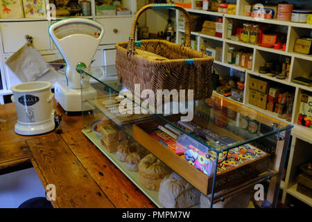 À l'intérieur du magasin du village à Ryedale Folk Museum, Hutton le Hole Yorkshire, UK Banque D'Images