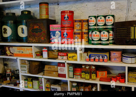 À l'intérieur du magasin du village à Ryedale Folk Museum, Hutton le Hole Yorkshire, UK Banque D'Images