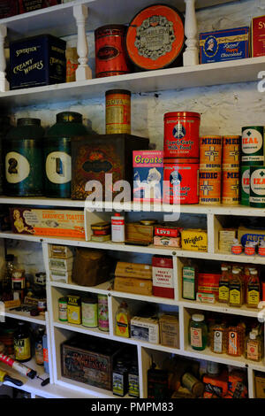 À l'intérieur du magasin du village à Ryedale Folk Museum, Hutton le Hole Yorkshire, UK Banque D'Images