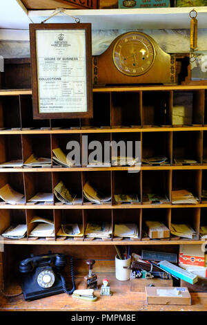 L'intérieur du bureau de poste à l'Ryedale Folk Museum, Hutton le Hole Yorkshire, UK Banque D'Images