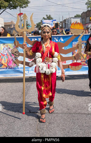 Une belle jeune femme vêtue comme la déesse Kali marchant au Défilé 2018 Madrassi à Richmond Hill, Queens, New York. Banque D'Images