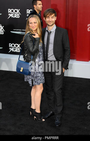 Tobey Maguire et sa femme Jennifer Meyer lors de la première mondiale de New Line Cinema's "Rock of Ages". Arrivants tenue au Grauman's Chinese Theatre à Hollywood, CA, le 8 juin 2012. Photo par : Richard Chavez / PictureLux Banque D'Images