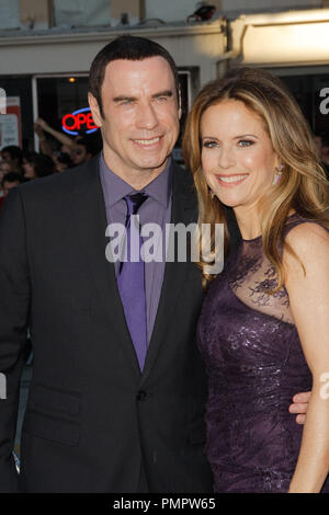 John Travolta et Kelly Preston à la première mondiale de l'Universelle'. « sauvages Tenue des arrivées au Mann Village Westwood à Los Angeles, CA, le 26 juin 2012. Photo par Joe Martinez / PictureLux Banque D'Images