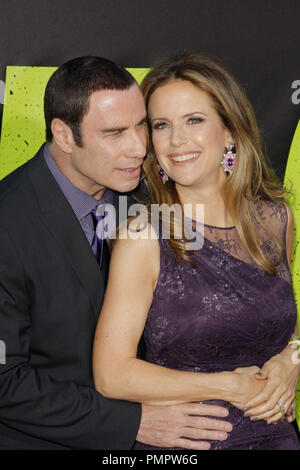 John Travolta et Kelly Preston à la première mondiale de l'Universelle'. « sauvages Tenue des arrivées au Mann Village Westwood à Los Angeles, CA, le 26 juin 2012. Photo par Joe Martinez / PictureLux Banque D'Images