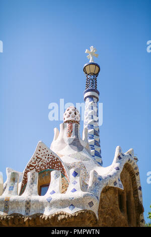 Pots de cheminée décorative dans une nouvelle construction d'une maison juste en dehors du Parc Güell de Gaudi à Barcelone. Banque D'Images