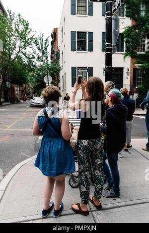 La ville de New York, USA - 22 juin 2018 : Les personnes qui prennent des photos à célèbre coin de Bedford Street avec Grove Street à Greenwich Village, en vedette dans Friend Banque D'Images