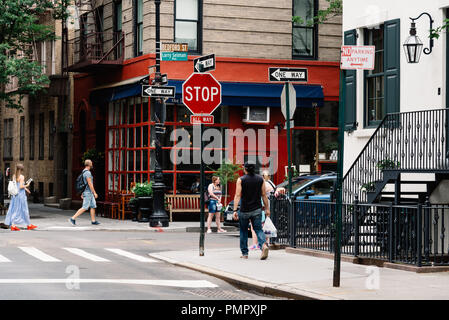 La ville de New York, USA - 22 juin 2018 : au coin de la rue Bedford avec Grove Street à Greenwich Village, en vedette dans la célèbre série de télévision d'amis Banque D'Images